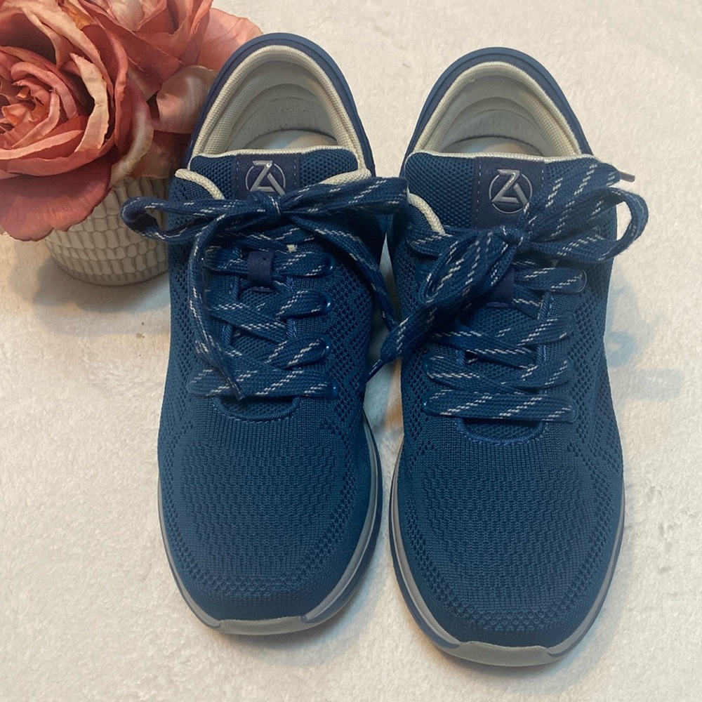 ZEBA Women’s Size 10.5 Hands Free Slip On Comfort Sneakers Sapphire Blue
